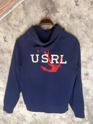 Polo Ralph Lauren hoodie - Säljer denna sjukt snygga och sällsynta hoodien från Ralph Lauren. Den är i bra skick utan defekter och är i storlek S. Bara att skriva över frågor och funderingar.