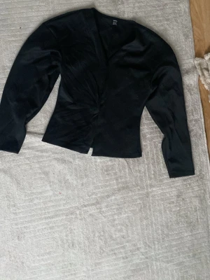 Svart kavaj - Mycket bra och fin kavaj. Som knappt har använts.