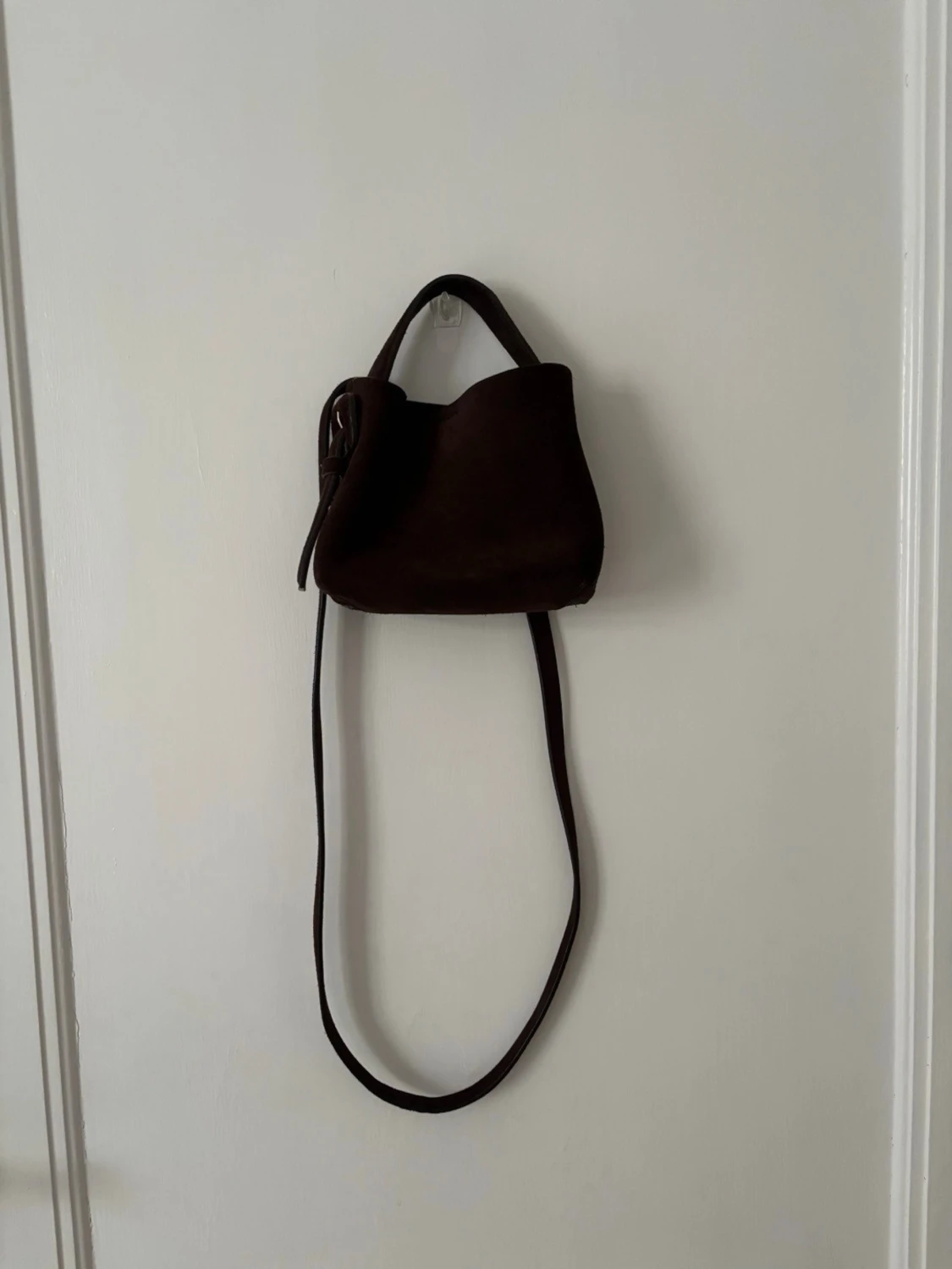 Brun mocka axelväska från ARKET - 1