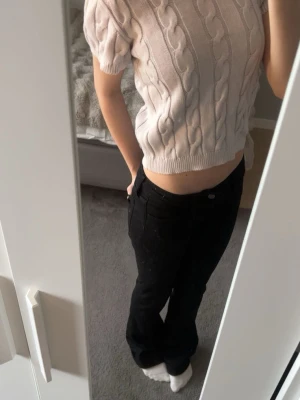 Ljusrosa stickad tröja  - Säljer en ljusrosa lite croppad stickad tröja från gina tricot i storlek 158/164.💕