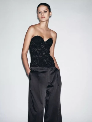 Zara korsett  - Säljer denna korsett från Zara då den var för stor, helt oanvänd med prislapp! 