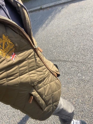Quiltad grön jacka från Morris - Säljer en quiltad grön jacka från Morris riktigt fräsch, storleken är s: köpt för ca 1300 nu endast 399 hör av er vid intresse först till kvarn🍾