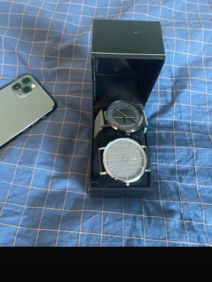 Två klockor - Hej, säljer dessa klockar i en pack. Obs! De tickar inte och rör inte på sig men går säkert o fixas på klockafärrer! pris kan diskuteras