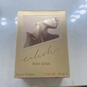 Eilish Eau de Parfum 50ml - Helt ny billie eilish parfym, guldiga. Aldrig tagits ut ur förpackningen helt oanvänd. Varför jag säljer den är för att jag vill byta till en annan parfym men kan inte lämna tillbaka. Mitt pris:600kr. Ordinarie pris:649kr