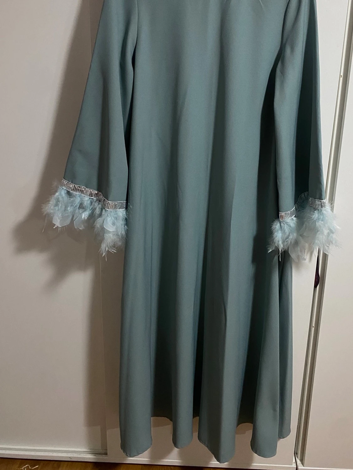  långklänning med fjädrar - 1