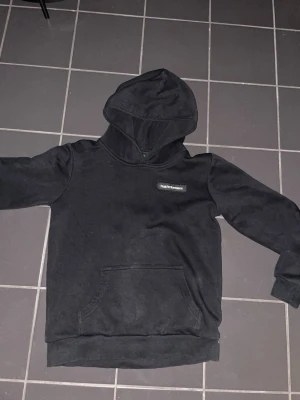 Peak performance hoodie - Det är en snygg svart peak performance hoodie i storleken 150cm. Men sitter helt okej på mig som är 158 men säljer för den börjar bli liten