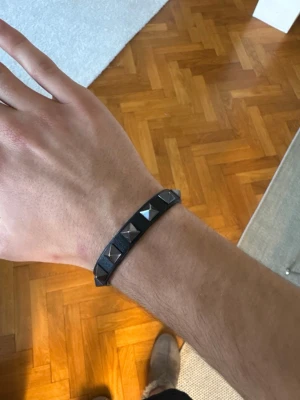 Valentino Armband  - Säljer mitt valentino Armband i mycket bra skick! 