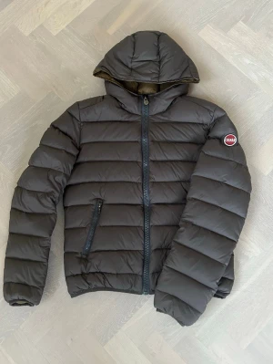 Colmar Jacka - Tja säljer nu denna riktigt snygga och populära colmar jacka i storlek XS där nypris är cirka 4500kr, skick 9/10 vid minsta lilla fundering är det bara att höra av sig! Mvh Santén 