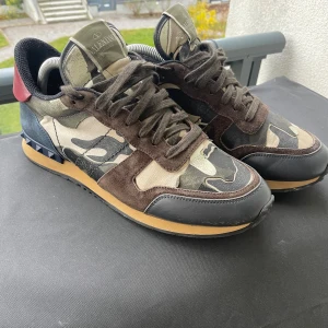 Valentino Rockrunners - Feta Valentino Rockrunners | bra skick 7/10✅lite slitet men inte mycke man märker av | skriv vid frågor eller funderingar!