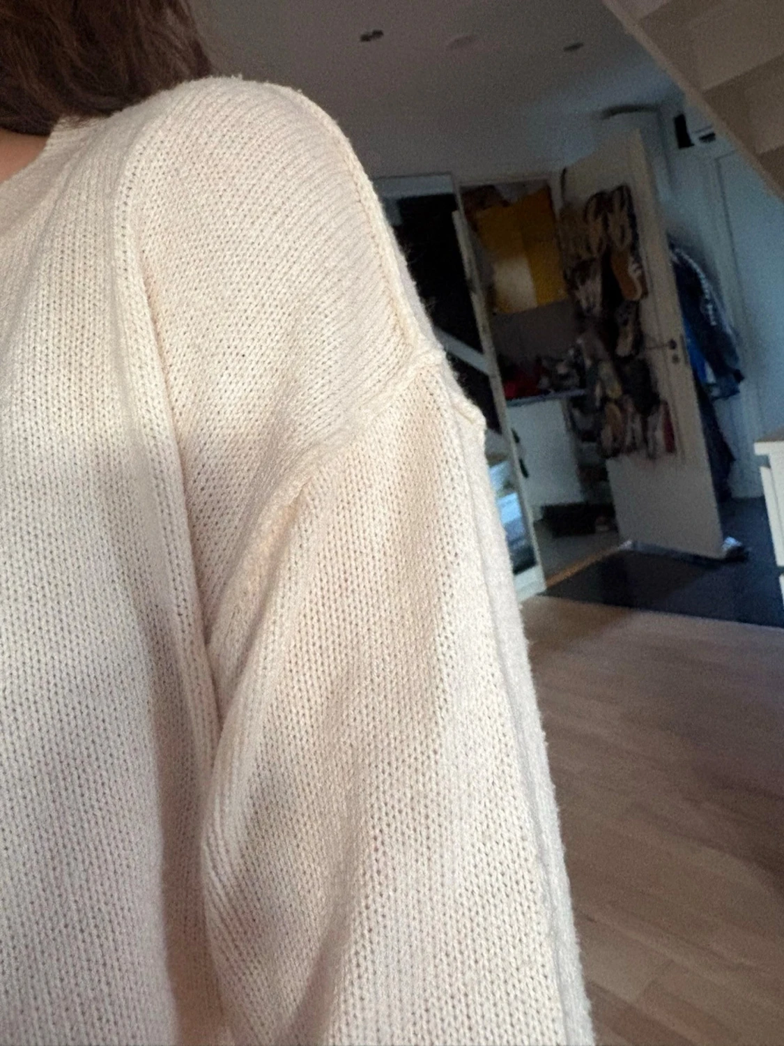 Beige stickad tröja med vida ärmar - 3