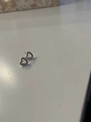 Hjärt örhängen  - Glittriga hjärtlrhängen bra skick