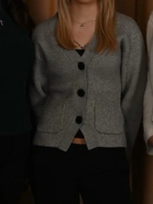 Grå kofta med stora knappar - Ifrån Gina! Tycker personligen in te jag passar i grå!