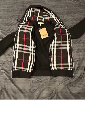 Storlek M men passar också S - Snygg och svart burrberry tröja, inga konstigheter 