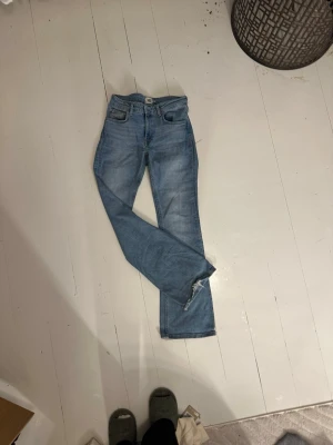 ljusblå jeans bootcut - Ljusblå jeans med bootcut passform. Storlek 36 från lager 157. Bara att höra av er vid funderingar. 