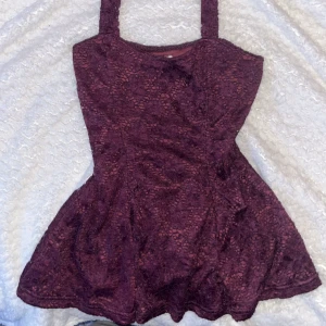 Vinröd spetslinne, XS - Supersöt vinröd linne med volang där nere. Den har ett vackert spetsmönster över hela tyget!! Dm ifall du har frågor !❤️