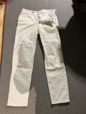 Oscar Jacobson chinos - Vita chinos / kostymbyxor från Oscar Jacobson | inga defekter | strl 44 passar 46| fler bildee går att fixa.