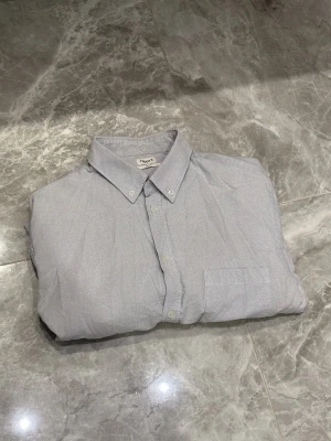 Filippa K Skjorta - Filippa K Skjorta | Ljusblå | Skick: 9/10 | Storlek: M | Pris: 249 SEK | Priset är diskuterbart | Frakt: Postnord + Instabox + Bring | Skriv vid minsta fråga eller fundering 📩