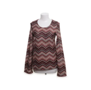 Mönstrad långärmad tröja från Lindex  - Säljer en snygg långärmad tröja med zigzag-mönster. Super fin!! Säljer för att den inte kommer till användning.