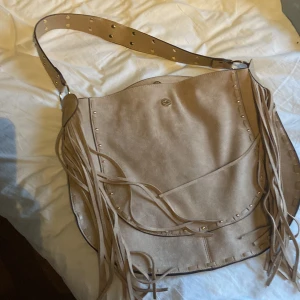 Väska  - Fin väska som jag köpte på primark i Barcelona ganska nyligen ✨, köptes för ca 200 svenska kronor 👑. 