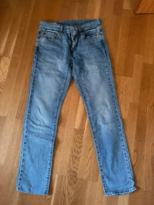 Levi's 511 jeans - Säljer ett par Levis 511 i storlek 29/32. Jeansen är i gott skick utan slitningar som hål eller dylikt. Hör gärna av er vid eventuella frågor.
