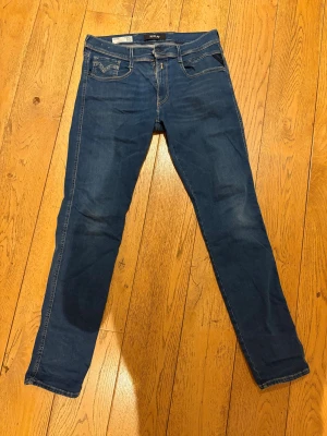 Replay Anbass - Sjukt feta Replay Jeans som är i väldigt bra skick. Storlek W33 men sitter som något emellan W32 och W33. De är L32 i längd. Inga tecken på användning vad jag kan se förutom en liten vit på framsidan, kan skicka bild om det önskas. Ny pris runt 1600. Tveka inte på att höra av er vid frågor. 