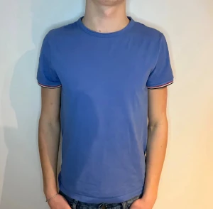 Moncler T-shirt  - Moncler T-shirt | storlek S | skick 9/10 | fraktar via valfrit ombud på köparens bekostnad | hör av dig vid funderingar 