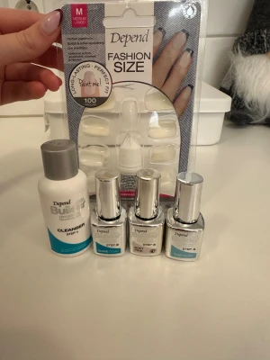 Depend gelkit och lösnaglar - Säljer ett komplett Depend gelkit med cleanser, base coat, soft pink och top coat samt ett paket med 100 medium långa lösnaglar i fashion size. Endast gjort ett nagelsett med dessa, så inprincip fulla förpackningar! 