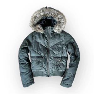 Vintage jacka - I am sellig this vintage jacket with faux fur in a S size (fits an S in my opinion) from the brand: Heavenly Ski  Measurements: Length from shoulder down: 50cm Width across at the bottom: 39cm  Write to me for other questions💕