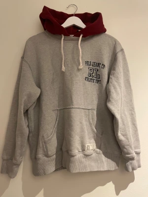 RL hoodie  - Snygg hoodie från Ralph lauren med mörkröd huva 