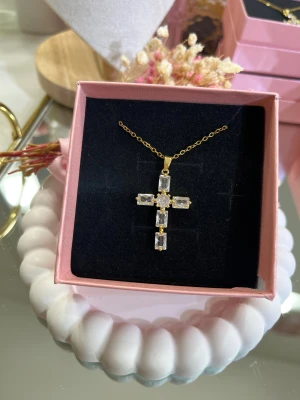 18k guldpläterad kors halsband - Väldigt fint kors i rostfritt stål, pläterat med 18k guld. Superfina detaljer med gnistrande zirkonstenar ✨ hur fint som helst! Passar perfekt som julklapp eller födelsedagspresent.