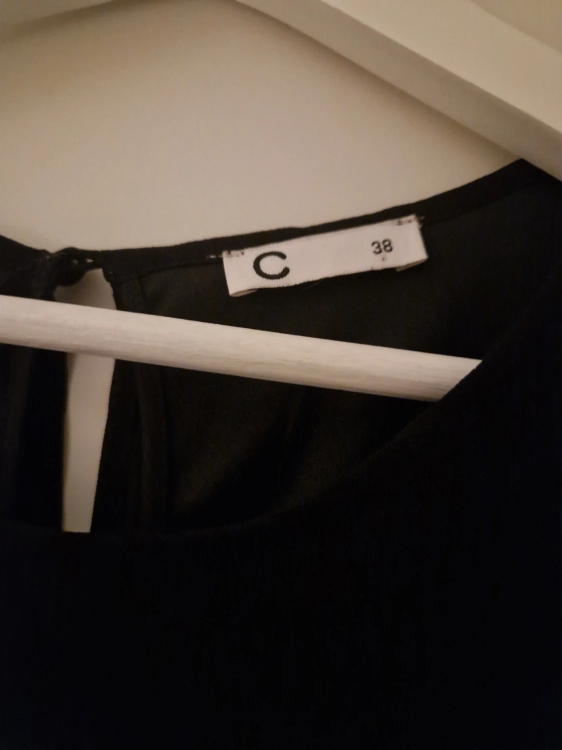 Svart kort klänning med pärldetaljer - 3