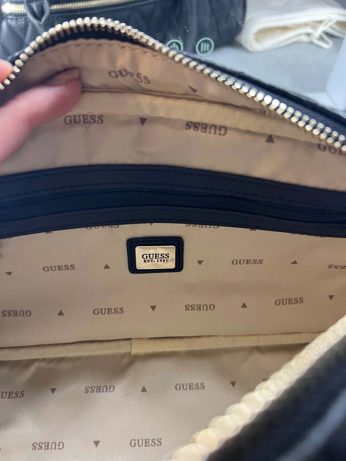 Svart quiltad handväska från Guess - 3