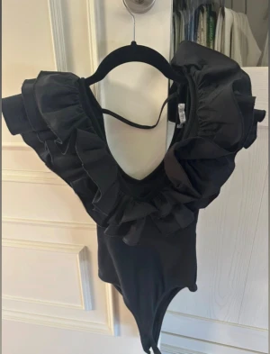 Body från Zara  - Suuuuper populär och super snygg body med vokaler från zara ☺️