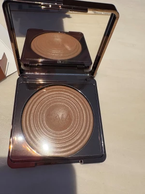 CAIA Glow Bronzer La Digue - Snygg bronzer från CAIA i nyansen La Digue. . Perfekt för att ge ansiktet en solkysst look. Den är fel färg så aldrig använd. Fick den i födelsedagspresent 🥰