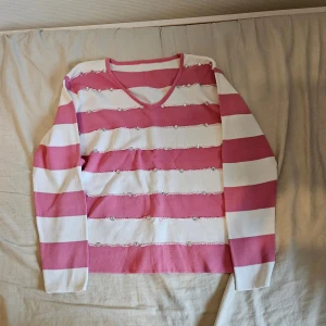 Rosa och vit randig tröja med pärlor - Randig fin tröja med pärlor på. Obs några pärlor har ramlat av!