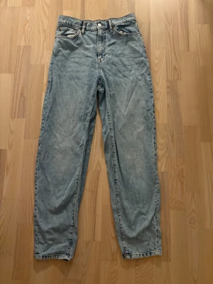 Blå raka jeans från Lindex, strl 36 - Snygga ljusblå jeans från Lindex i rak modell med klassisk femficksdesign. Jeansen har medelhög midja och är tillverkade i slitstarkt denimtyg. Perfekt för dig som gillar en avslappnad och tidlös look.