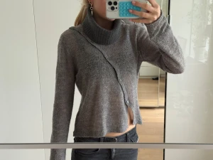 Stickad tröja med knappar - Säljer min stickade grå tröja med knappar från Gina tricot💗 pris kan diskuteras