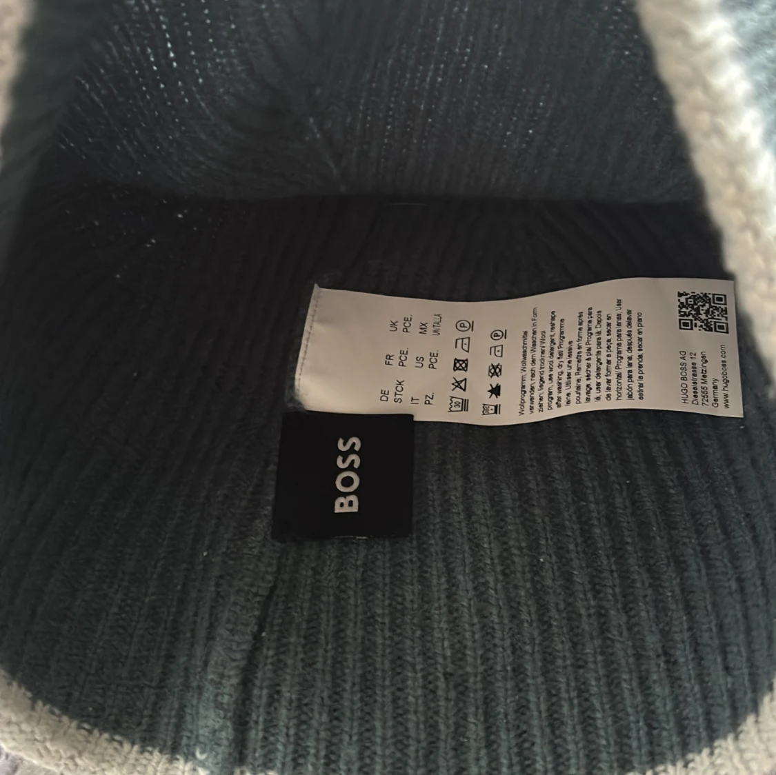 Gråvit stickad mössa från BOSS - 1