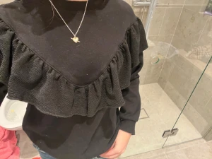 Så cool hoodie🫂🫂⚡️ - Tröjan är i ett fint skick och har använts väll men är för liten för mig ❣️storlek xxs! Så cool tröja passar till nästan allt 