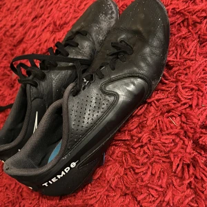 Nike fotbollsskor  -  Säljer ett par Nike fotbollsskor storlek 42 