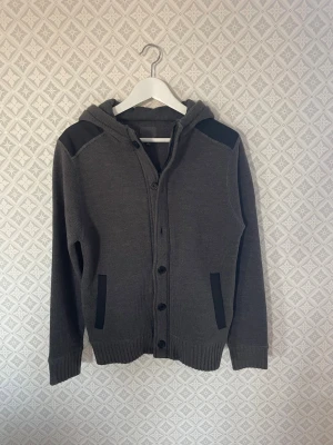 Cardigan/kofta  - Säljer en sjukt nice cardigan/kofta storlek M men sitter mer som S väldigt fint skick