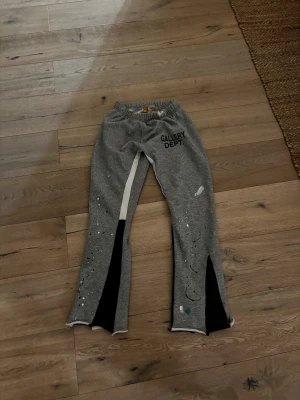 Galerry department byxor  - Väldigt sköna byxor med färg splatter på byxorna och flared där nere i storlek xs med väldigt bra skick. Priset kan diskuteras😌👏🏽