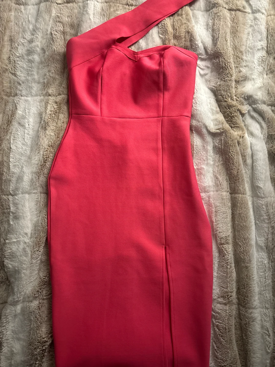 Rosa one shoulder klänning med slits