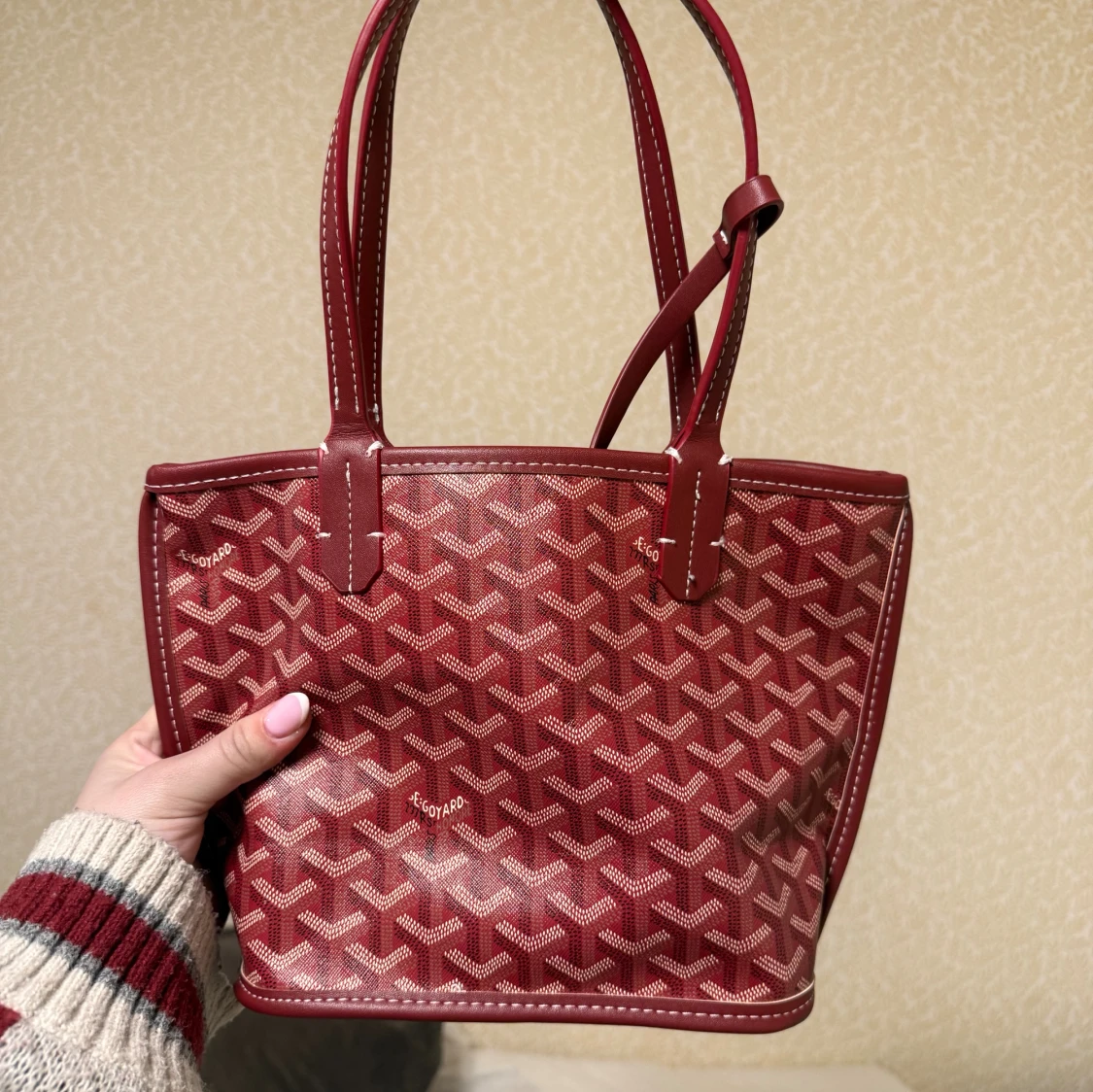 Röd handväska med monogram