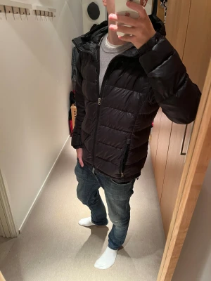 J.Lindeberg vinterjacka  - Tjena, säljer nu denna riktigt feta J.lindeberg dunjackan i mörkblå/svart färg. Skicket är väldigt bra, skulle säga 9,5/10 ( inga defekter ). Storleken är M, och killen på bilden är 182 cm. Släng iväg ett dm för frågor! 🙌🍾