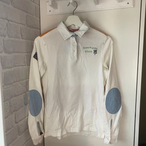 Tröja - En tröja från Hansen & Jacob. Fint skick förutom en  fläck som syns på bild 3.