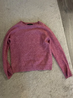 Stickad tröja  - Jättefin rosa stickad tröja från Vero Moda. Använd men fint skick