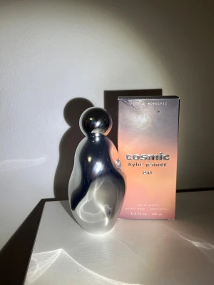 Kylie Jenners 2.0 parfym, 100ml - Den har en söt och blommig doft men även lite fruktig med inslag av päron.