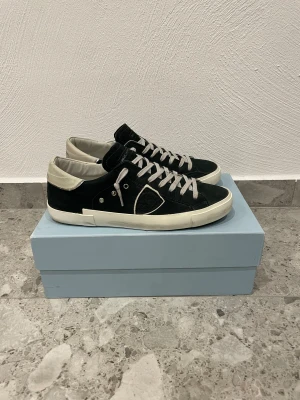 Philippe model  - Philippe model sneakers || Storlek 42 || Skorna är i mycket bra skick (se bilder) || Box medföljer vid köp || Tveka inte på att höra av dig vid frågor eller funderingar 