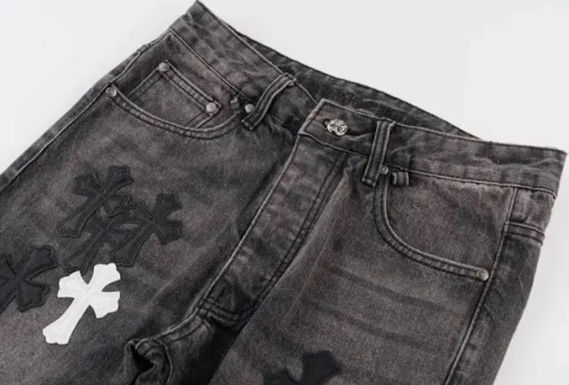 Svarta jeans med korsdetaljer